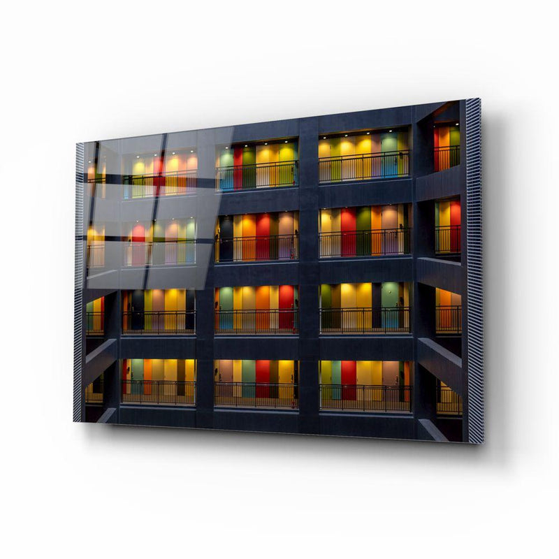 Tableau en verre - Immeuble aux portes multicolores et balcons